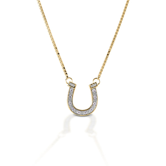 The Kelly Herd Pavé Horseshoe Necklace features an authentically detailed horseshoe pendant (it even has heel caulks!). The groove of the shoe is enhanced with pavé diamonds. Available in 14K gold.  Features      Horseshoe pendant     Pavé diamonds     Available in 14K gold     15mm x 16mm