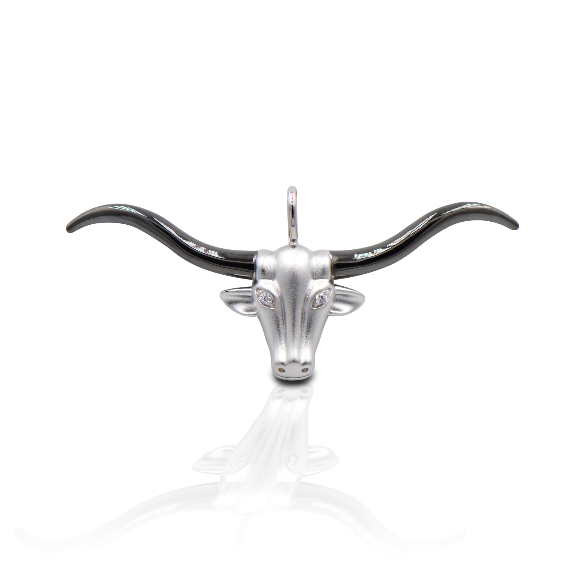 Hook 'Em Horns! The Kelly Herd Large Longhorn Pendant features an incredibly detailed long horn head with a brushed surface and shiny horns. Available in 14K gold with diamond "eyes" .  Features      Long horn pendant     Diamonds     Available in 14K gold     41mm x 24mm