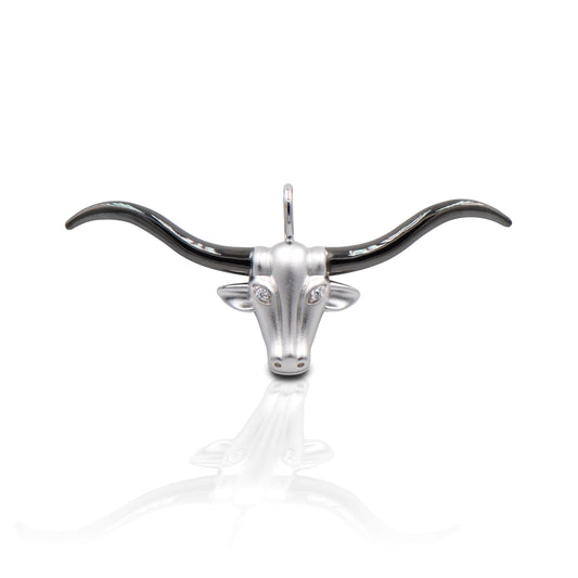 Hook 'Em Horns! The Kelly Herd Large Longhorn Pendant features an incredibly detailed long horn head with a brushed surface and shiny horns. Available in 14K gold with diamond "eyes" .  Features      Long horn pendant     Diamonds     Available in 14K gold     41mm x 24mm