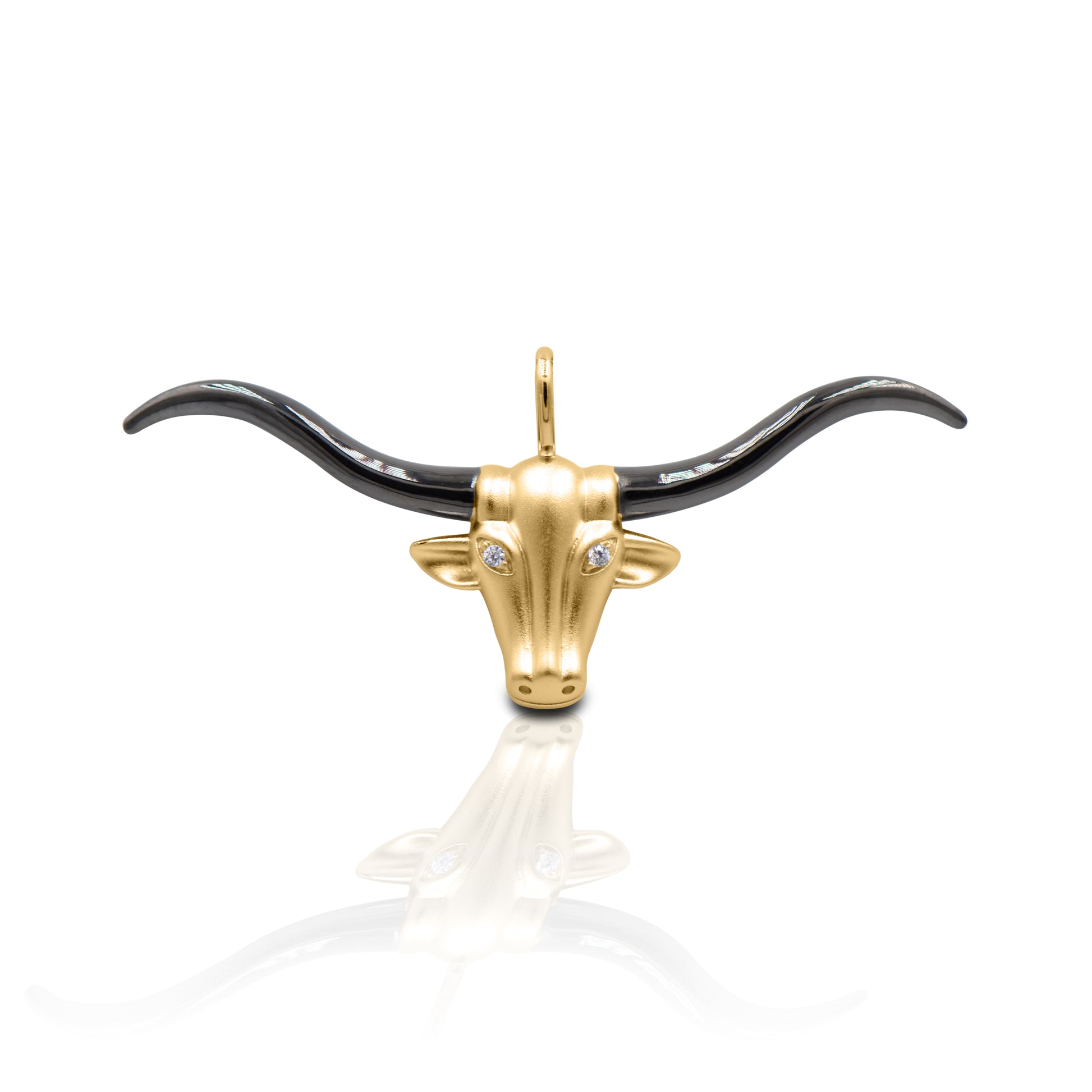 Hook 'Em Horns! The Kelly Herd Large Longhorn Pendant features an incredibly detailed long horn head with a brushed surface and shiny horns. Available in 14K gold with diamond "eyes" .  Features      Long horn pendant     Diamonds     Available in 14K gold     41mm x 24mm