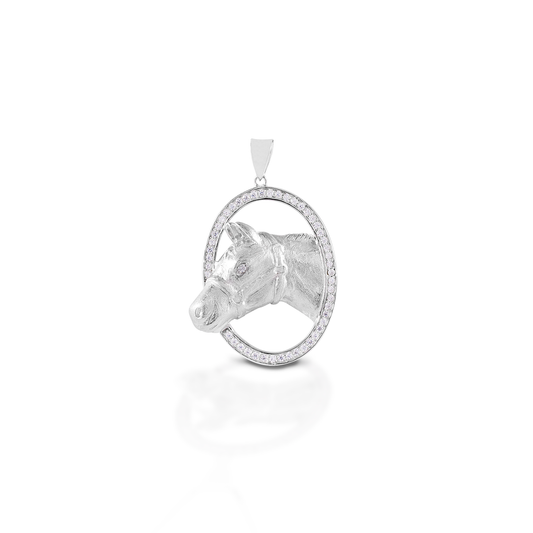 If you are a stock horse aficionado, then the Kelly Herd Oval Halter Horse is for you! This beautifully rendered pendant features a silhouette of a halter horse in an oval frame of diamonds. Available in 14K gold.  Features      Stock horse pendant     Accented with diamonds     Available in 14K gold     35mm x 27mm
