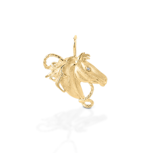 With a long mane and a lasso, the Kelly Herd Horsehead Pendant captures the spirit of the old West. Available in 14K gold.  Features      Horsehead & rope pendant     Available in 14K gold     Diamonds     30mm x 22mm