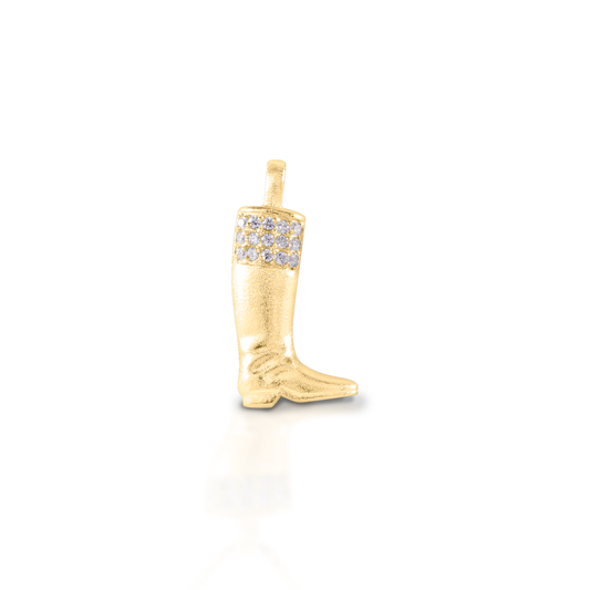 The Kelly Herd English Boot Pendant features a traditional style English boot made of brushed 14K gold and enhanced with diamonds. It brings to mind fox hunts, and jockeys and cavalry officers.  Features      English boot pendant     Enhanced with diamonds     Available in 14K gold     19mm x 18mm